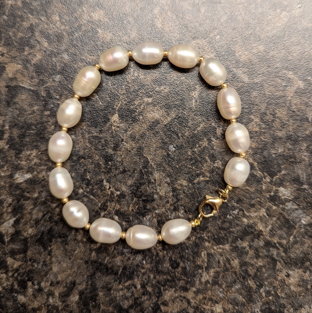 White oval freshwater pearl bracelet
